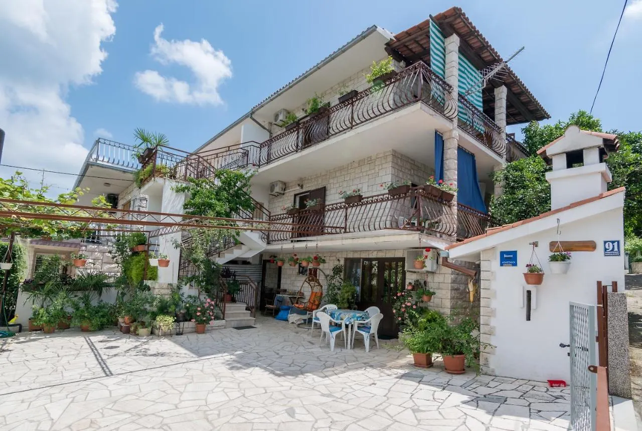 Apartments By The Sea Arbanija, Ciovo - 12113 特罗吉尔