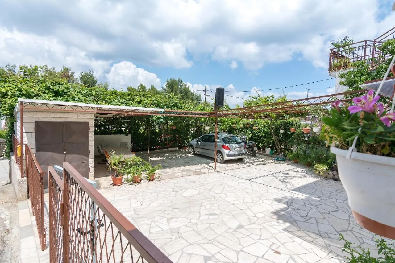 Apartments By The Sea Arbanija, Ciovo - 12113 特罗吉尔
