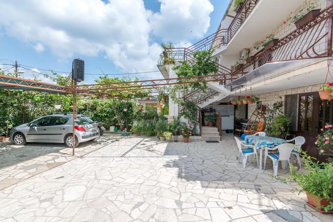 Apartments By The Sea Arbanija, Ciovo - 12113 特罗吉尔