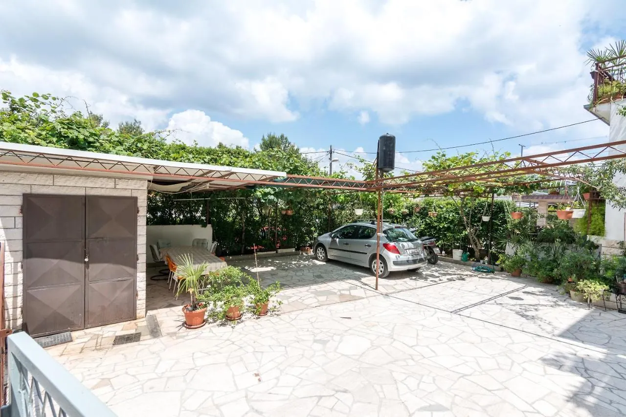 Apartments By The Sea Arbanija, Ciovo - 12113 特罗吉尔